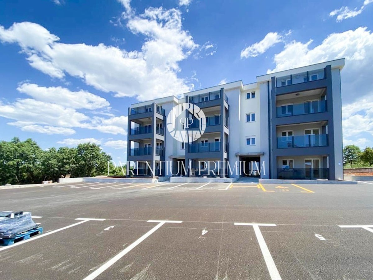 Stan u novoj zgradi na 1. katu sa natkrivenom terasom