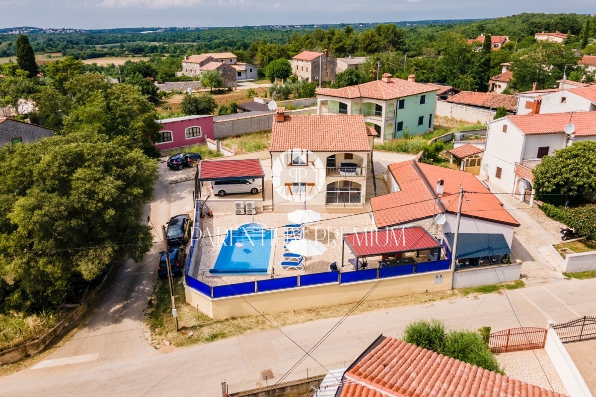 Haus mit drei Wohneinheiten