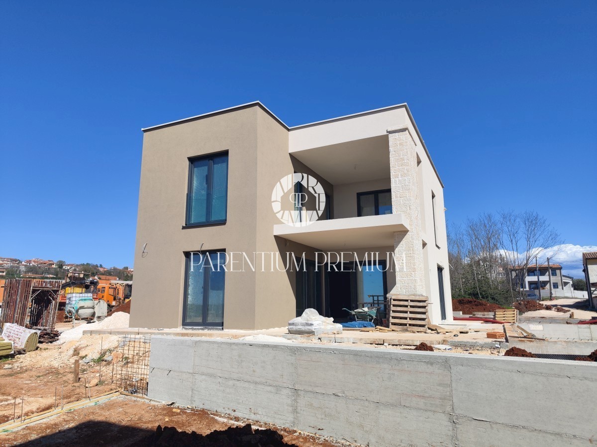 Moderna kuća sa bazenom i pogledom na more