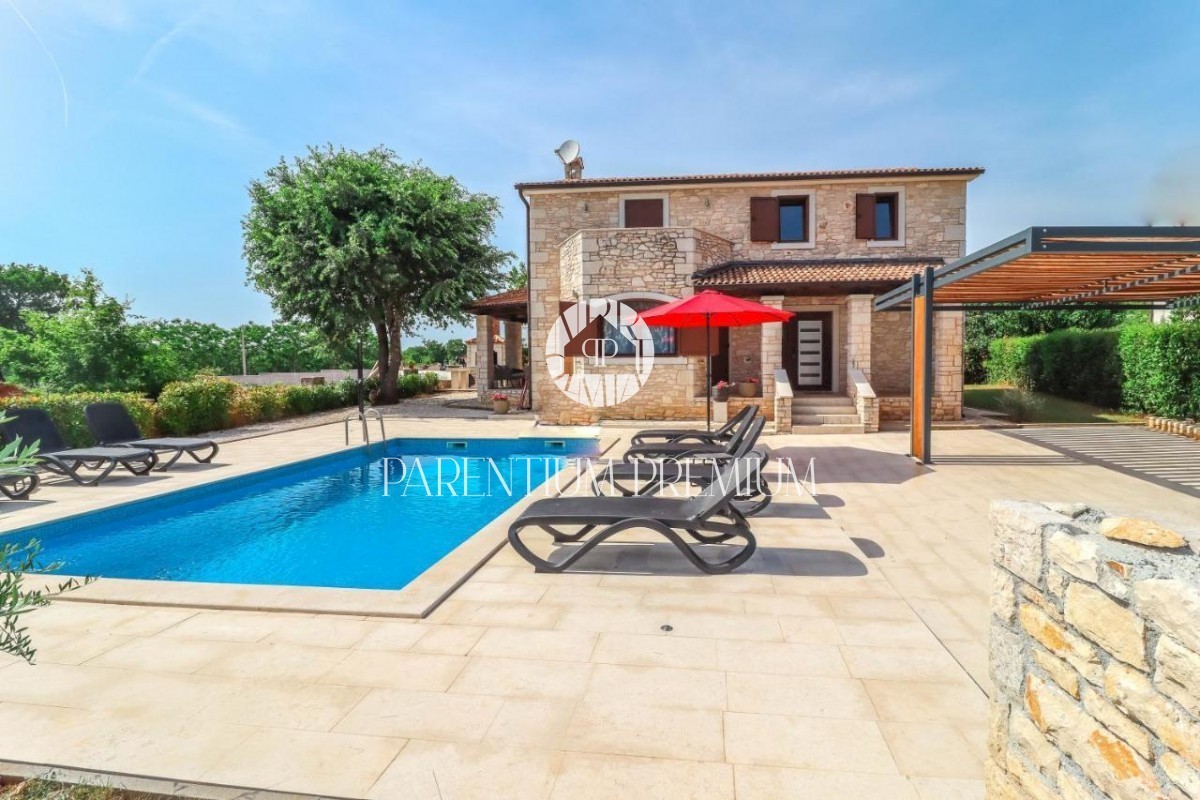 Krasna kamena vila sa bazenom
