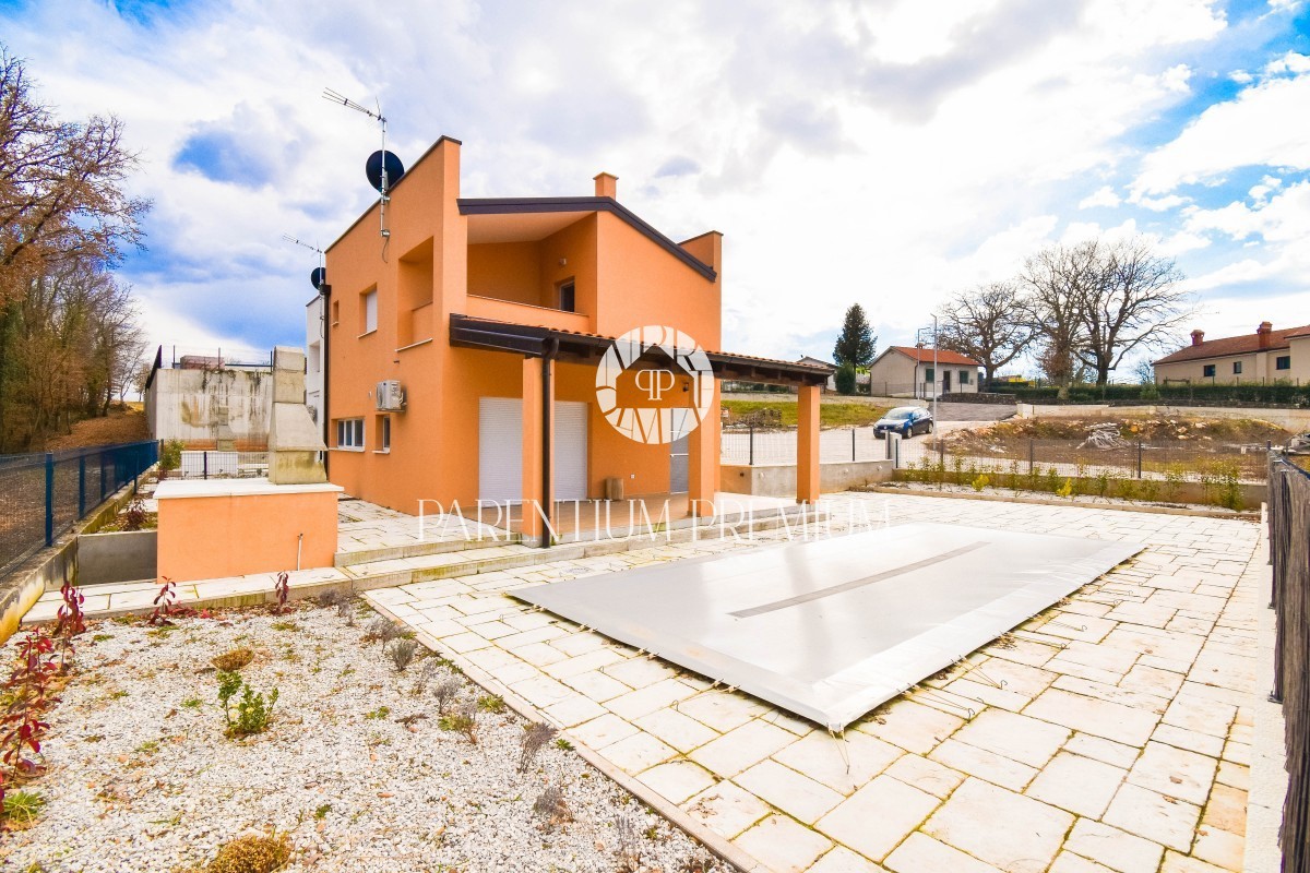 Nova dvojna kuća sa bazenom kompletno opremljena i namještena