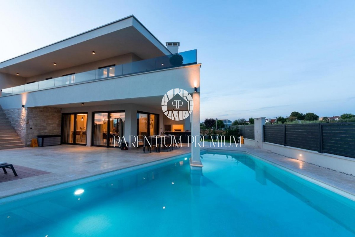 Moderne Villa mit Pool und Meerblick