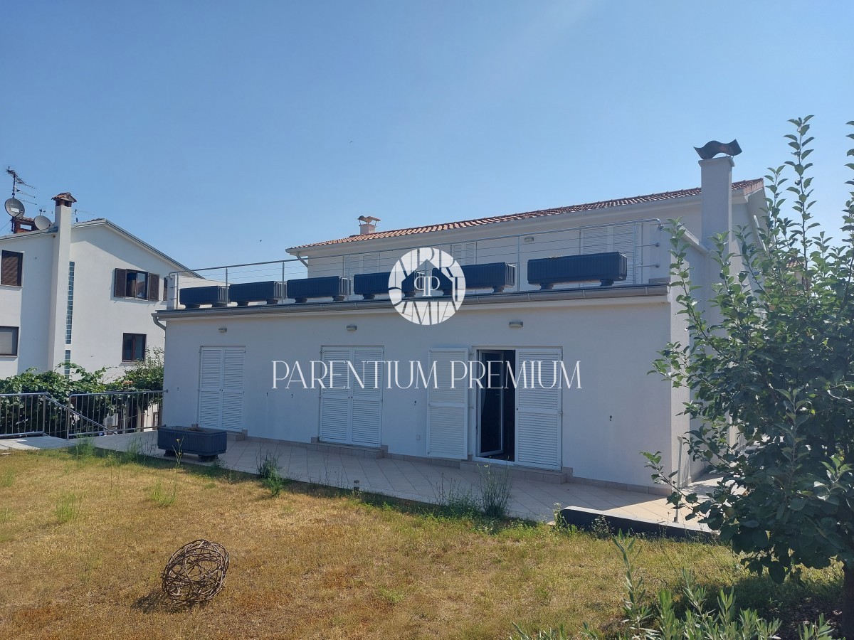 Haus am Rande des Dorfes mit Meerblick