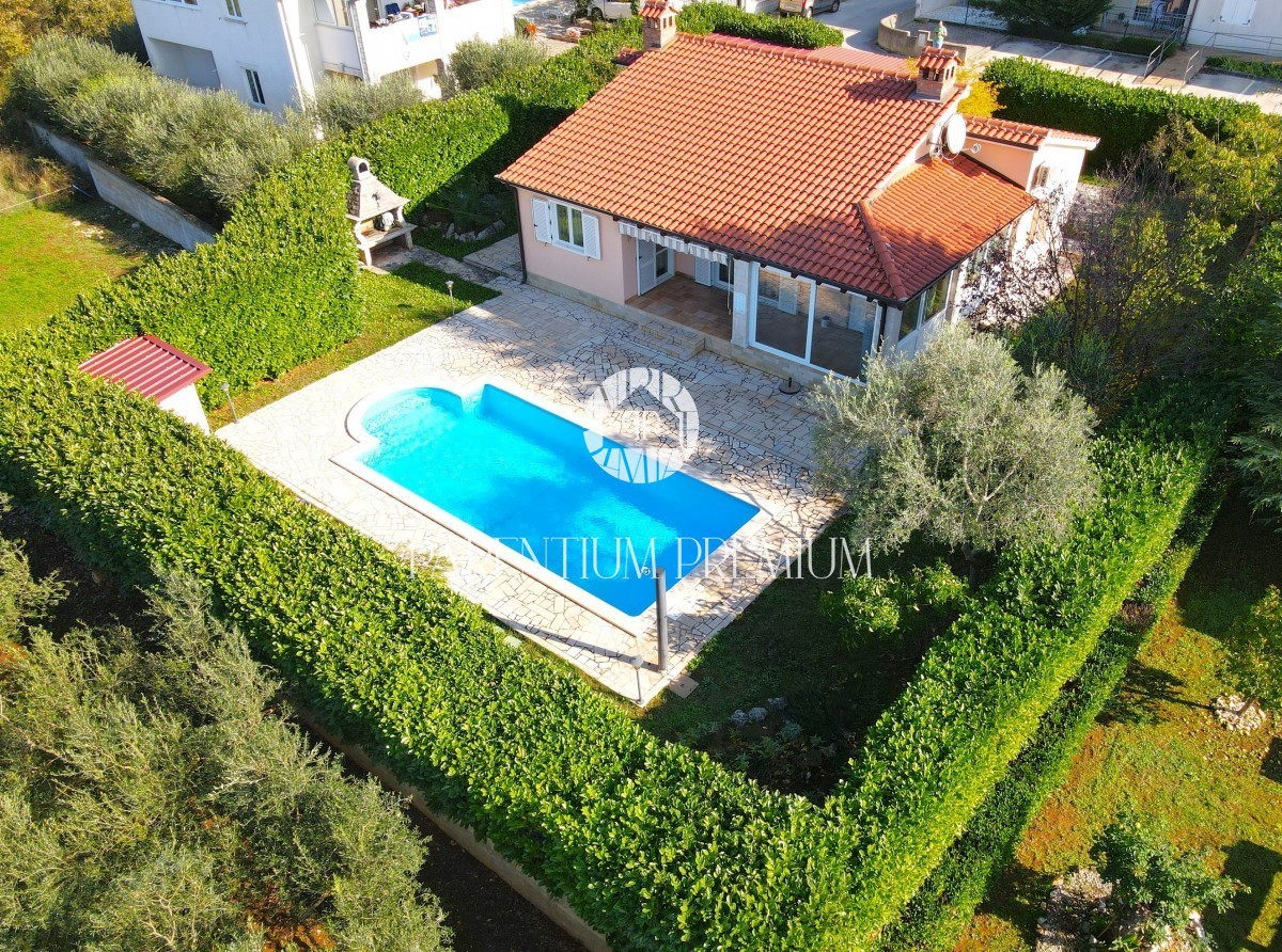 Einstöckiges Haus mit Pool und Garage