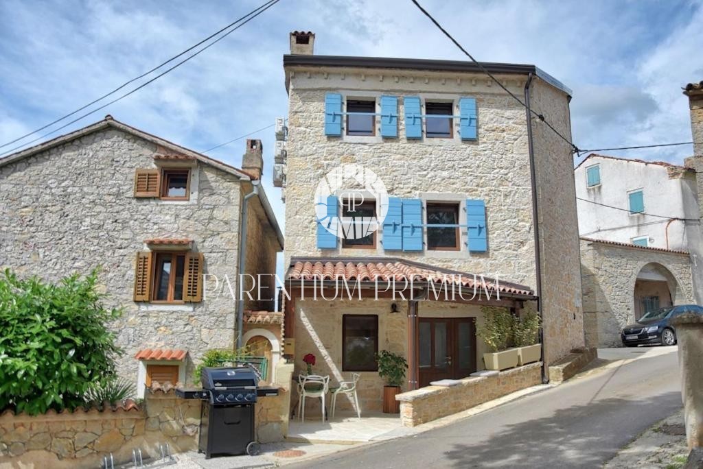 Renoviertes, komplett möbliertes und kategorisiertes authentisches Steinhaus