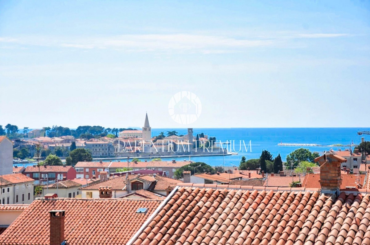 Luxury penthouse with a view of the sea and the old town of Poreč, 500m from the beach