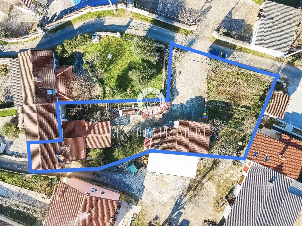 Ein schönes, komplett renoviertes Steinhaus in einem ruhigen istrischen Dorf mit großem Garten