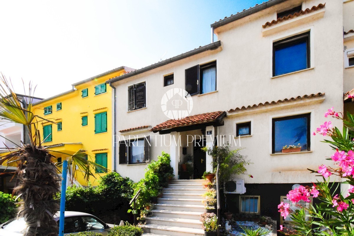 GELEGENHEIT!!! Ein geräumiges Familienhaus mit viel Potenzial, 50 m vom Meer entfernt