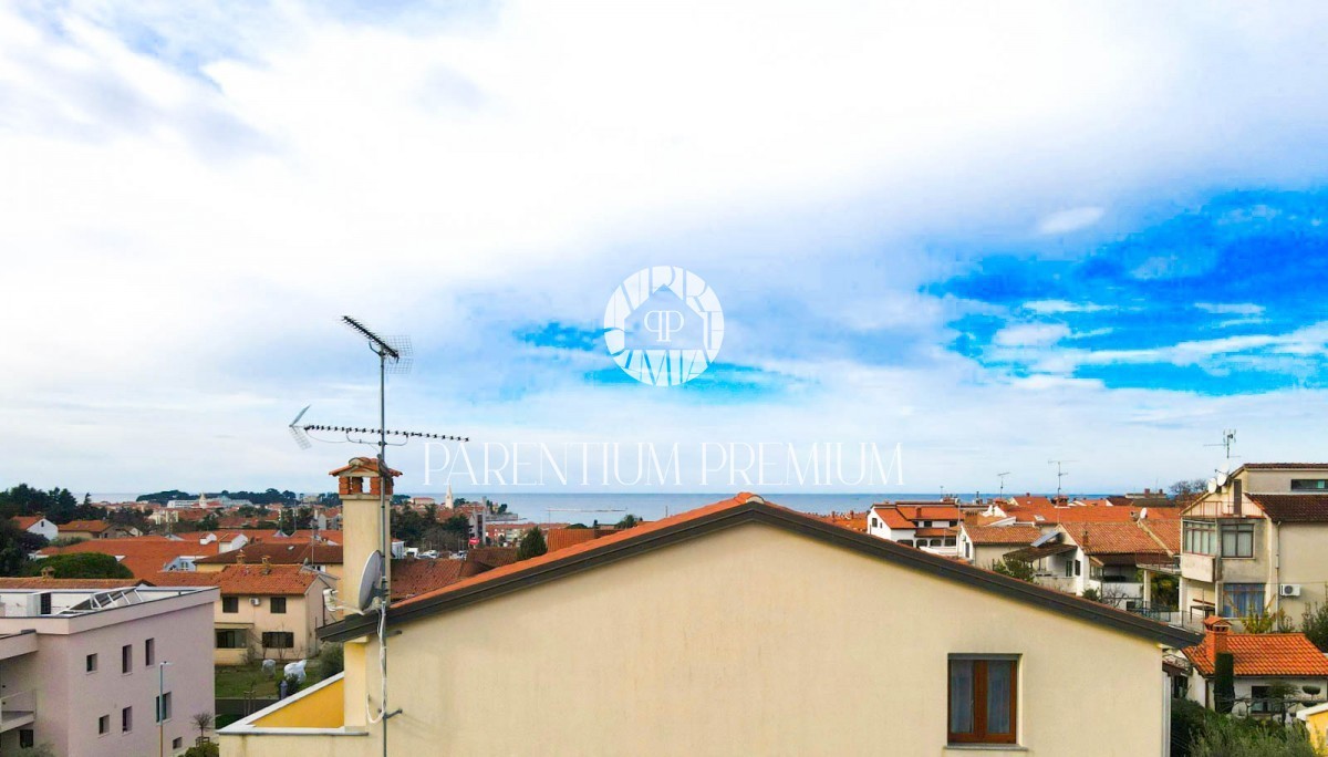 Novi stan sa terasom i pogledom na more 800m od centra Poreča i uređenih plaža