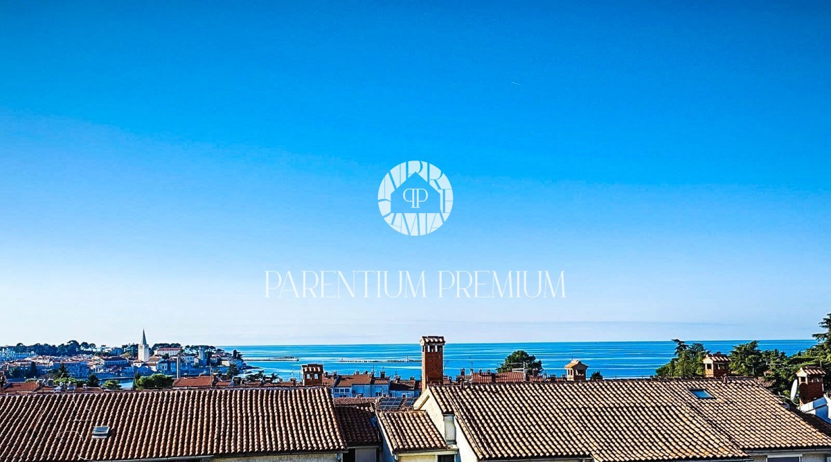 Apartment in a renovated building 200m from the sea and the center of Poreč with a terrace and a beautiful view