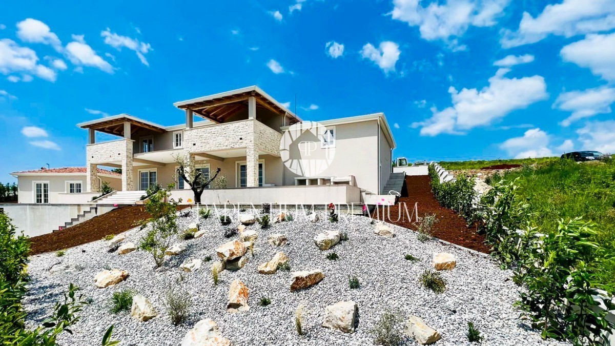 Luxuriöse Steinvilla in ruhiger Lage mit Panoramablick