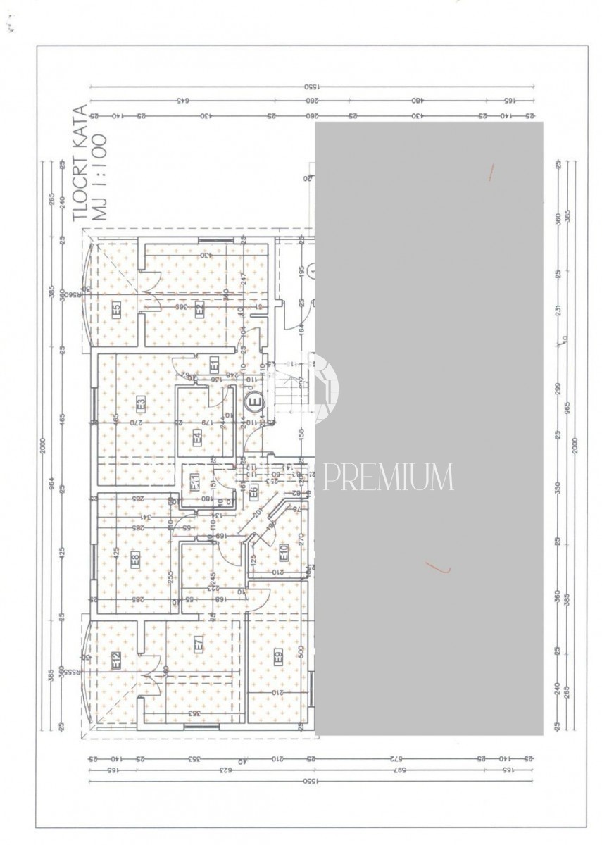 A spacious apartment with a garden in a place with all amenities