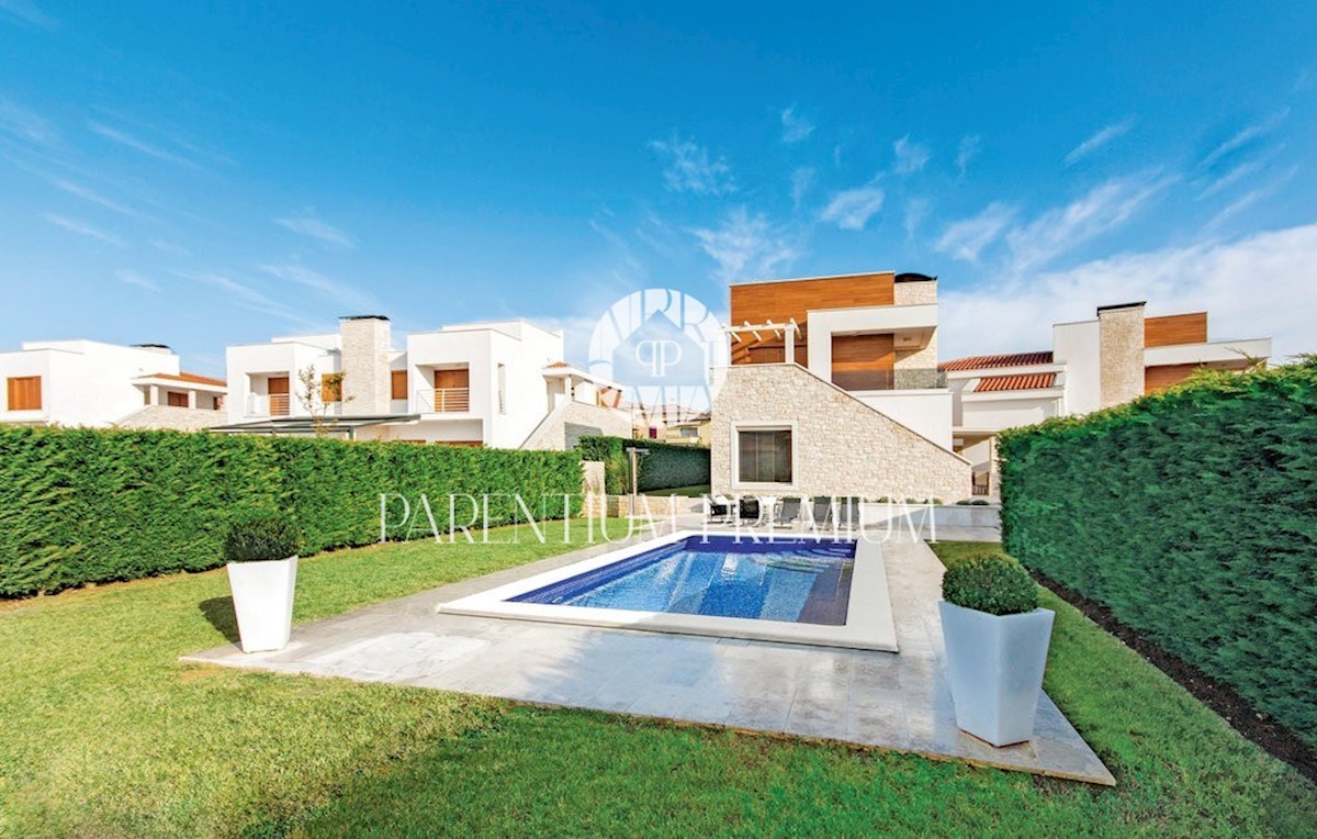 Kompletno uređena i opremljena vila s bazenom u blizini mora