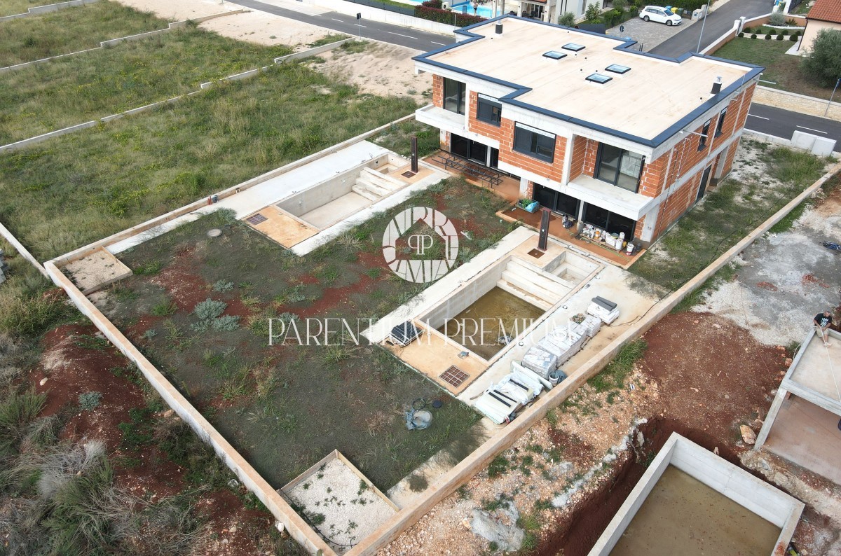 Doppelhaushälfte mit drei Schlafzimmern und Panoramablick auf das Meer