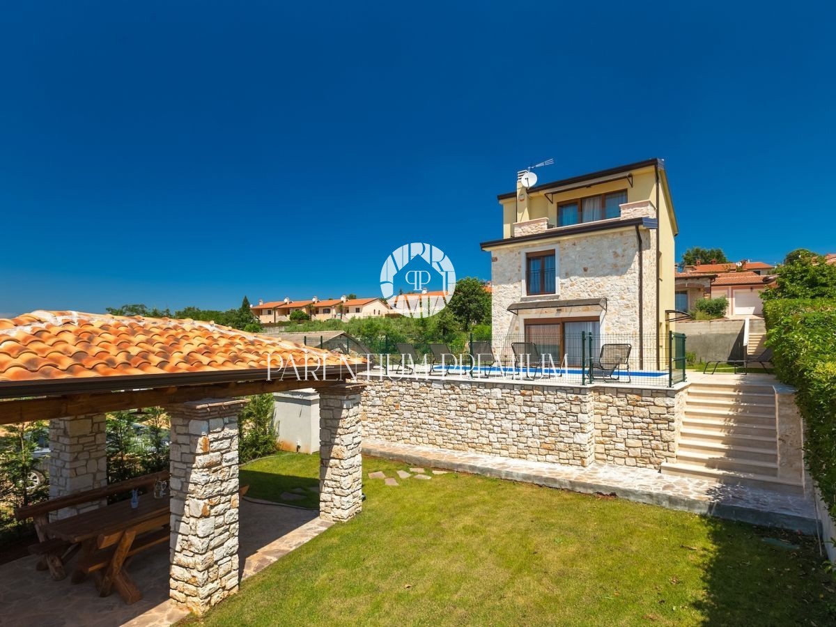 Eine Villa mit Swimmingpool und einem wunderschönen Blick auf das Meer