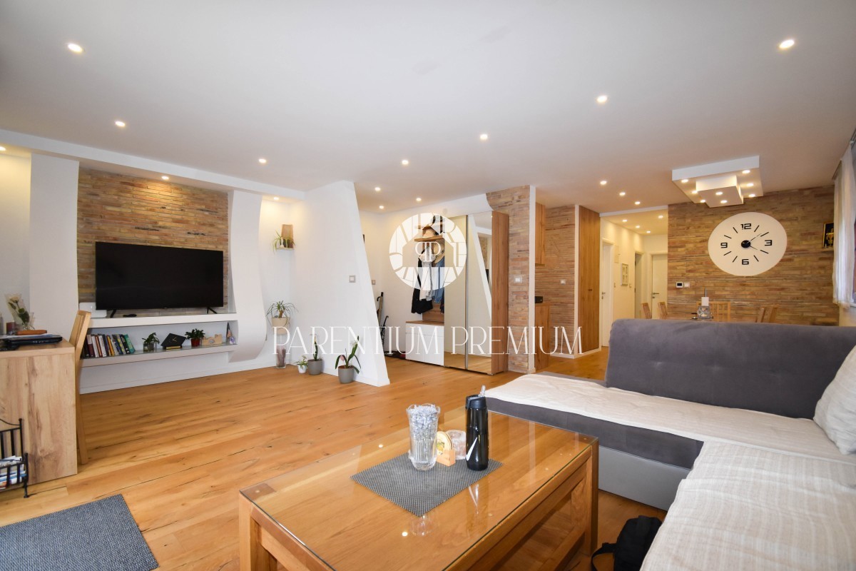 Renovirani stan u prizemlju sa dvorištem udaljen 800m od mora