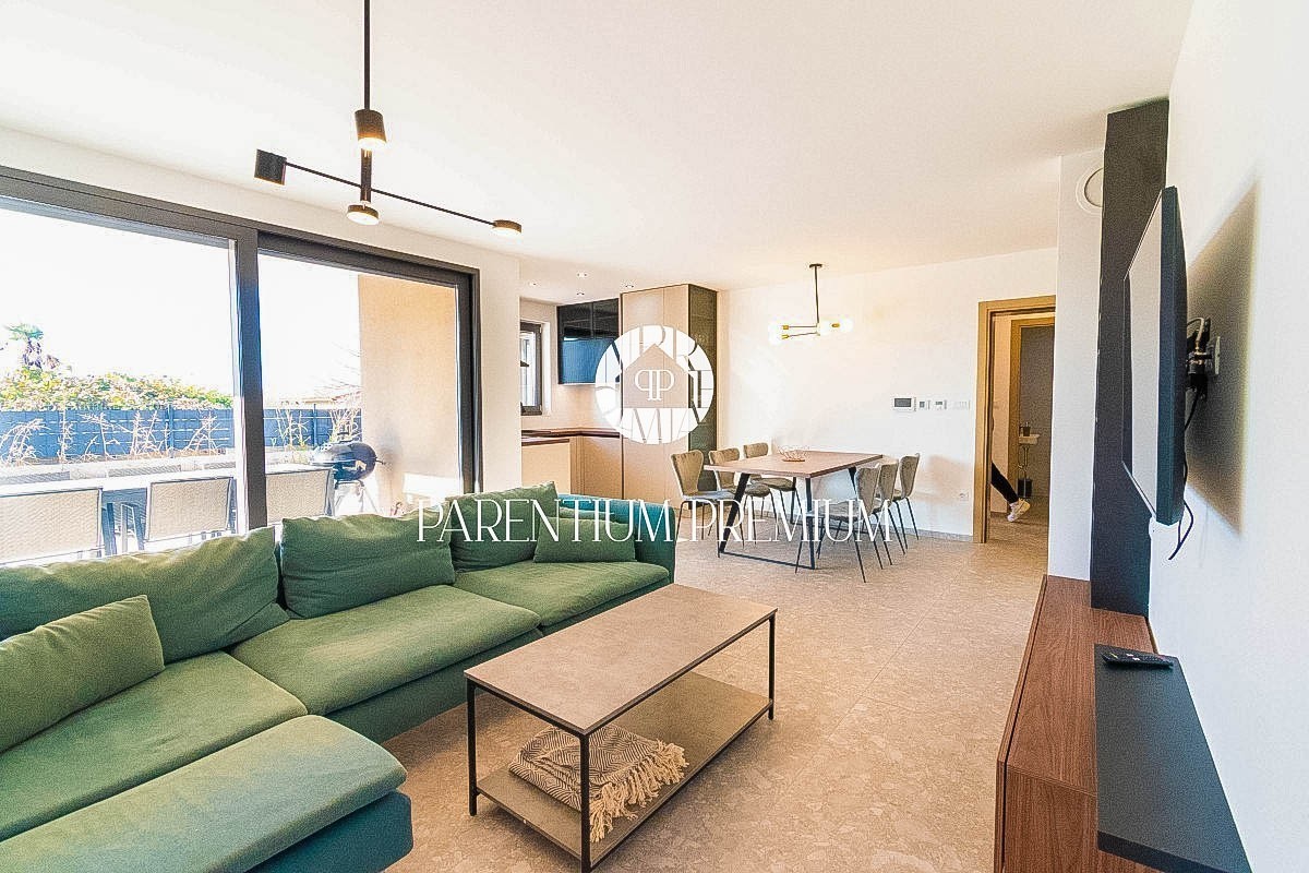 PRILIKA!!! Luksuzan stan sa bazenom i pogledom na more kompletno namješten