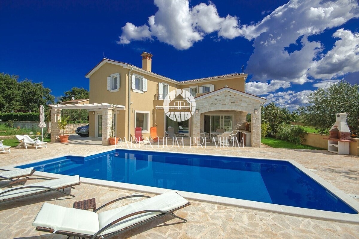 Kuća s bazenom na mirnoj lokaciji