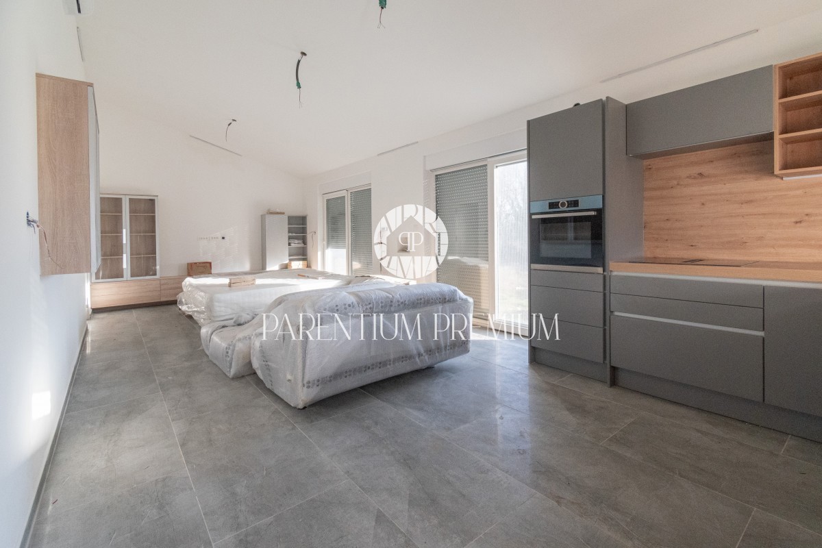 Samostojeća kuća s bazenom i velikom okućnicom