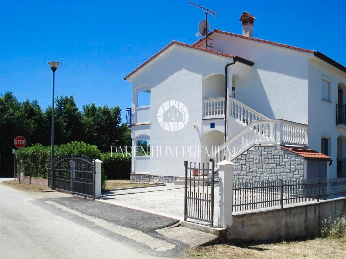 Renoviertes Haus mit großem Garten und 5 möblierten Wohnungen unweit von Poreč