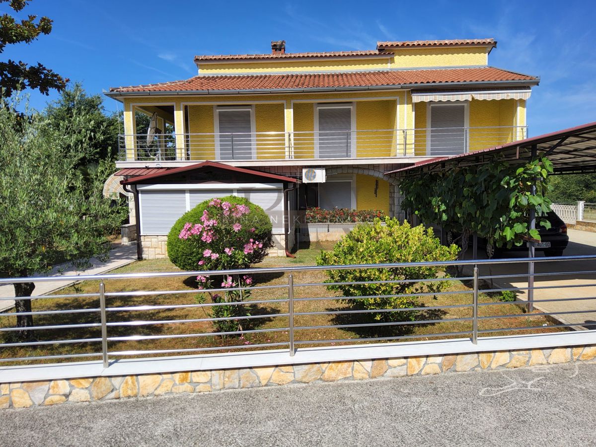 ISTRA - POREČ, SAMOSTOJEĆA KUĆA S VIŠE APARTMANA I PREKRASNIM VRTOM