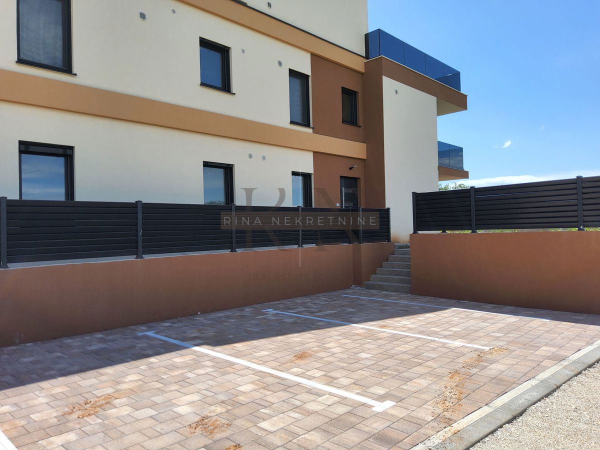 ISTRIEN - POREČ - 3-ZIMMER-WOHNUNG MIT AUSGANG ZUM GARTEN UND MEERBLICK!