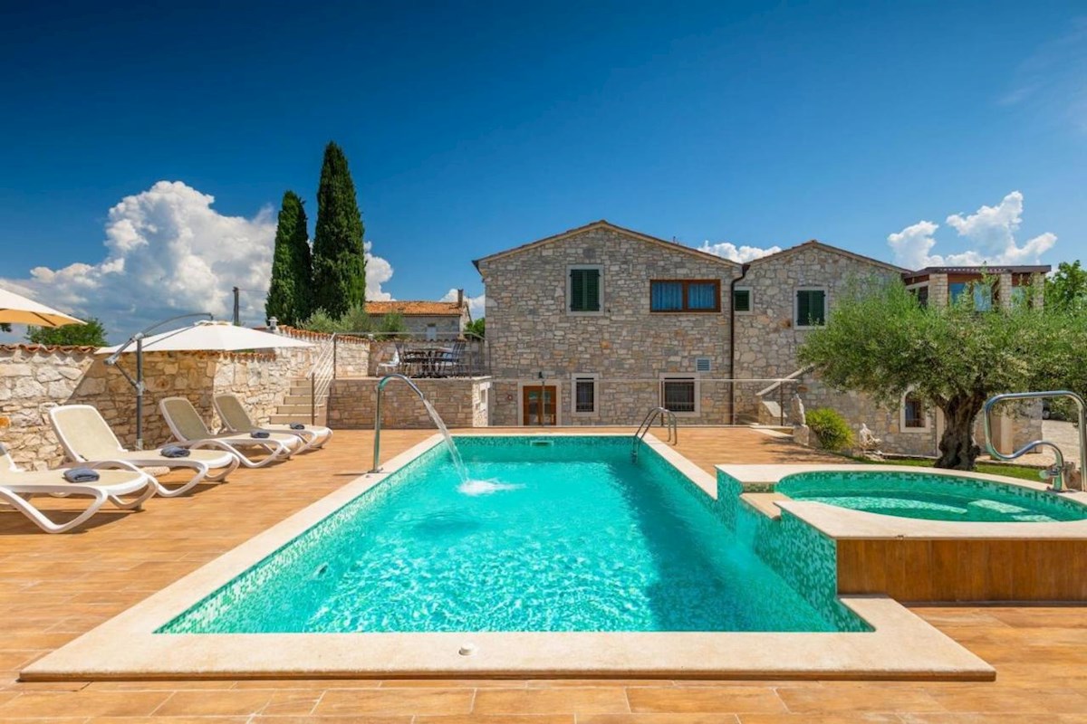 Poreč okolica, poslovno stambena zgrada na odličnoj lokaciji