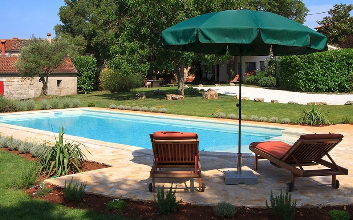 Poreč, dvije kuće s bazenom