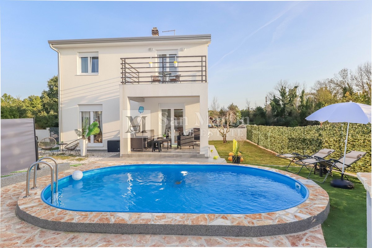 Prilika! Poreč, okolica - dvije dvojnice s velikom okućnicom