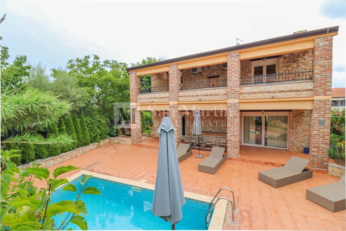 Poreč, okollica- Rustikalna kuća sa 4 sobe na samo 600m od mora