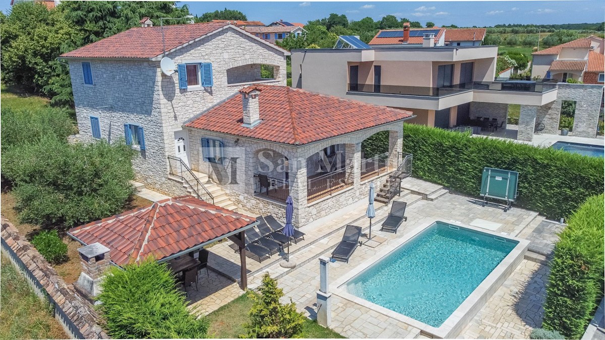 Poreč - okolica, kamena kuća s bazenom.