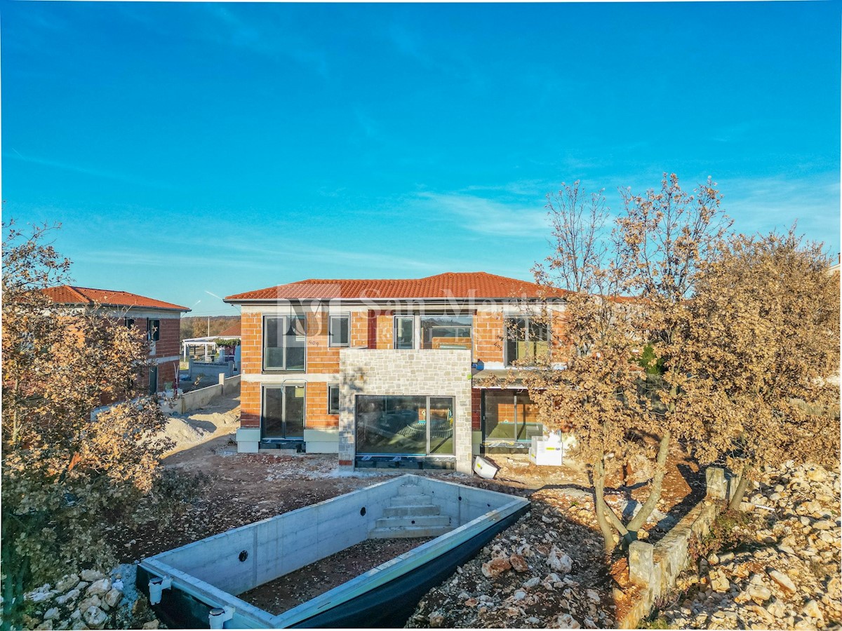 Poreč, surroundings, Modern villa with swimming pool under construction