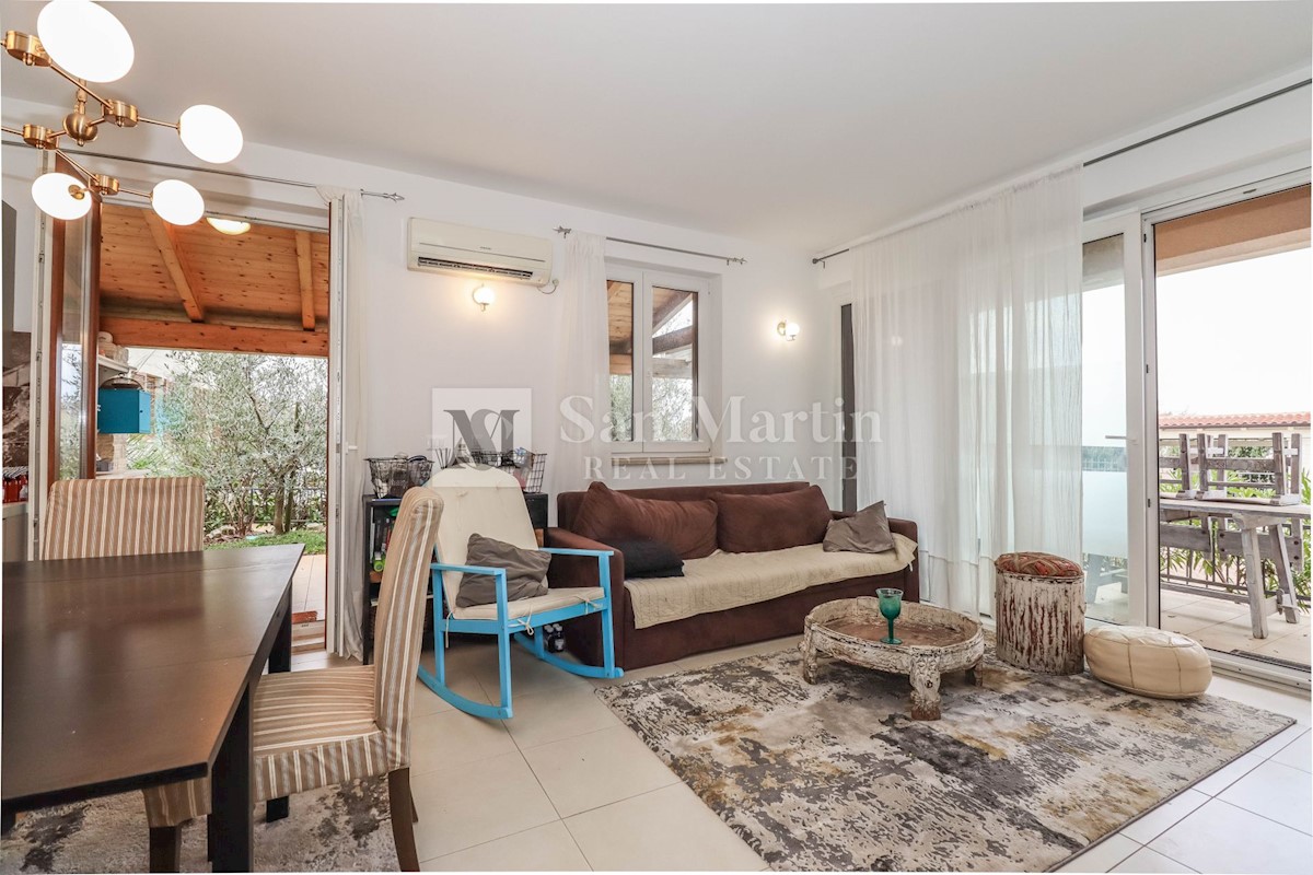 Poreč, suburb, Beautiful apartment with yard and covered terraces