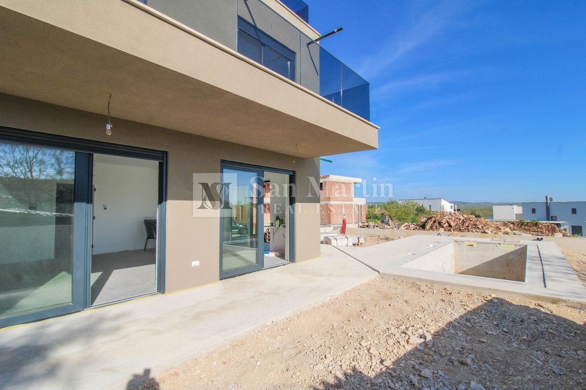 Poreč, novogradnja, dvoetažni stan s bazenom.