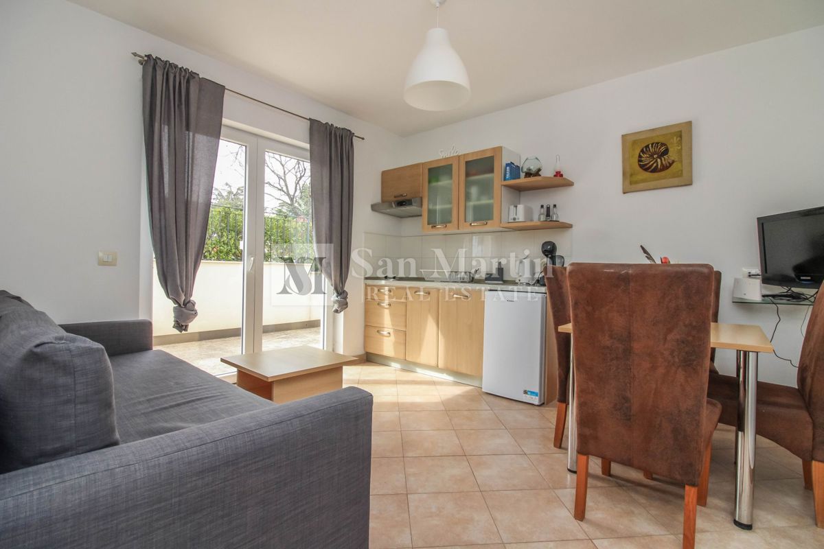 Poreč, Zentrum – Einzimmerwohnung im Erdgeschoss, 300 Meter vom Meer entfernt.
