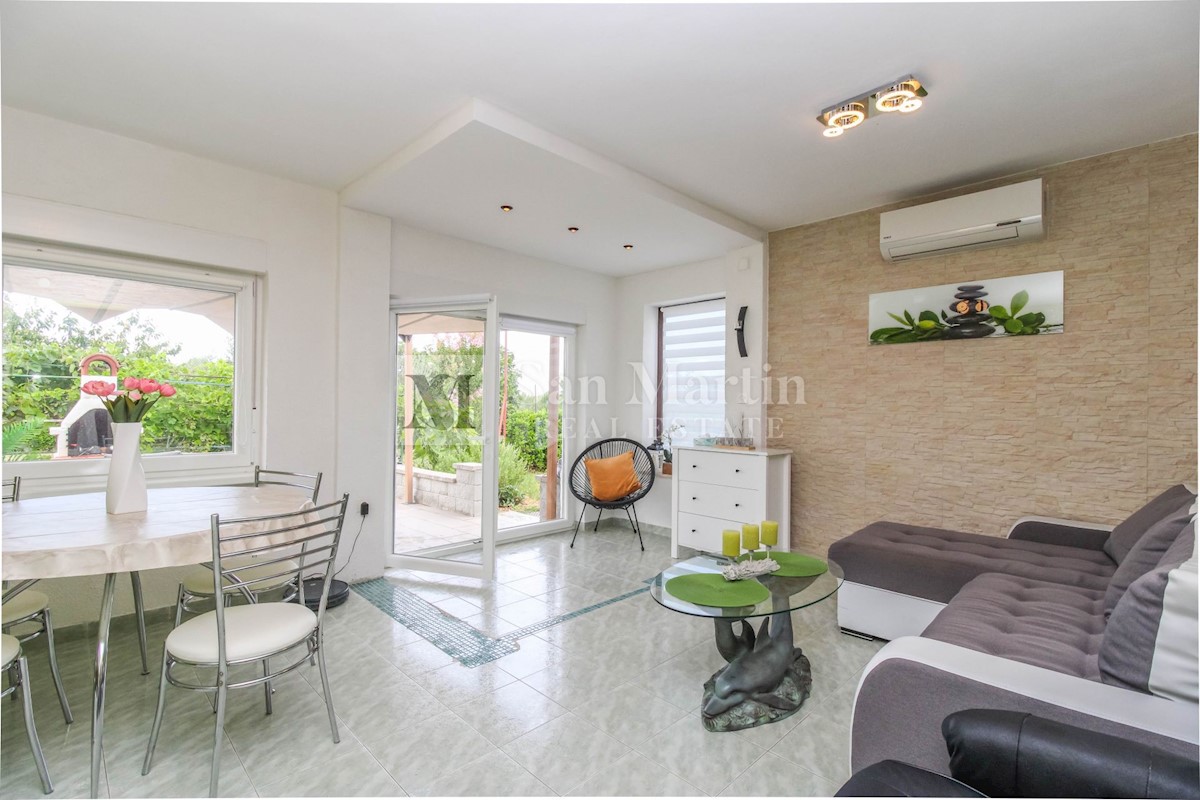 Poreč, spacious apartment in a quiet location with a sea view