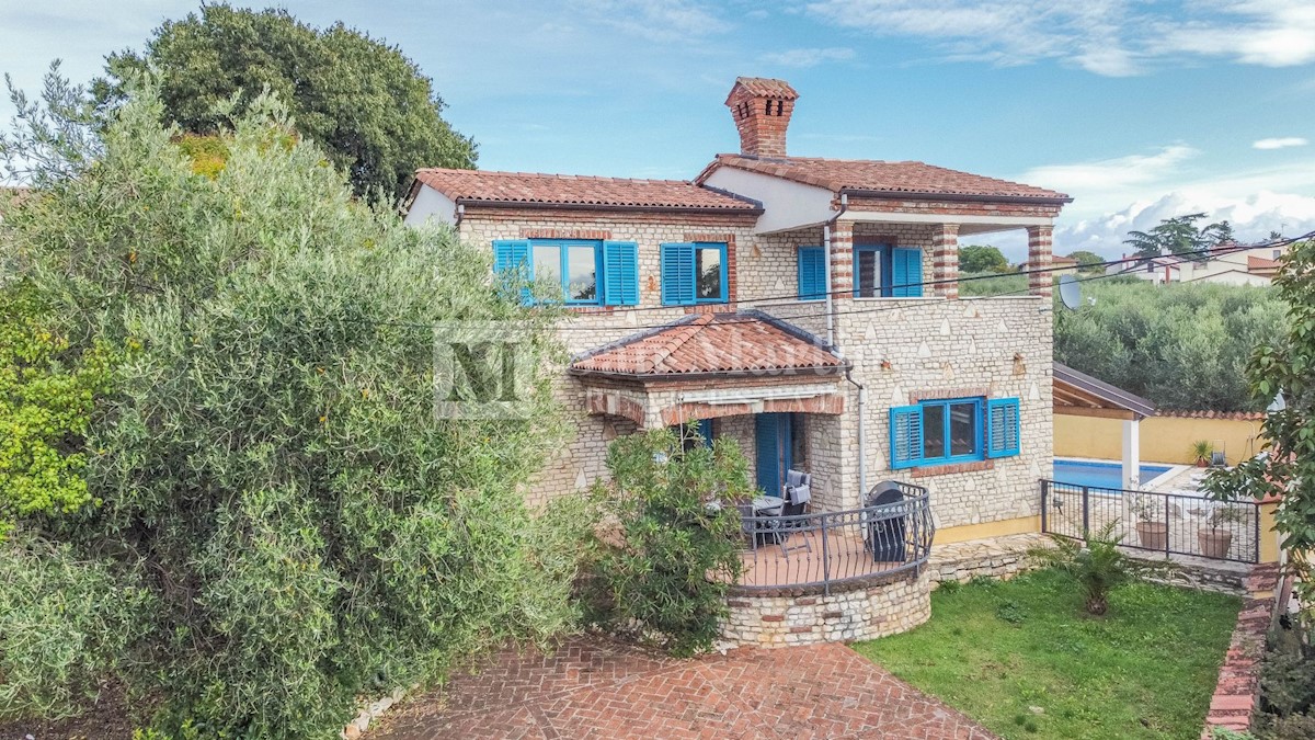 Poreč, Kamena kuća s bazenom