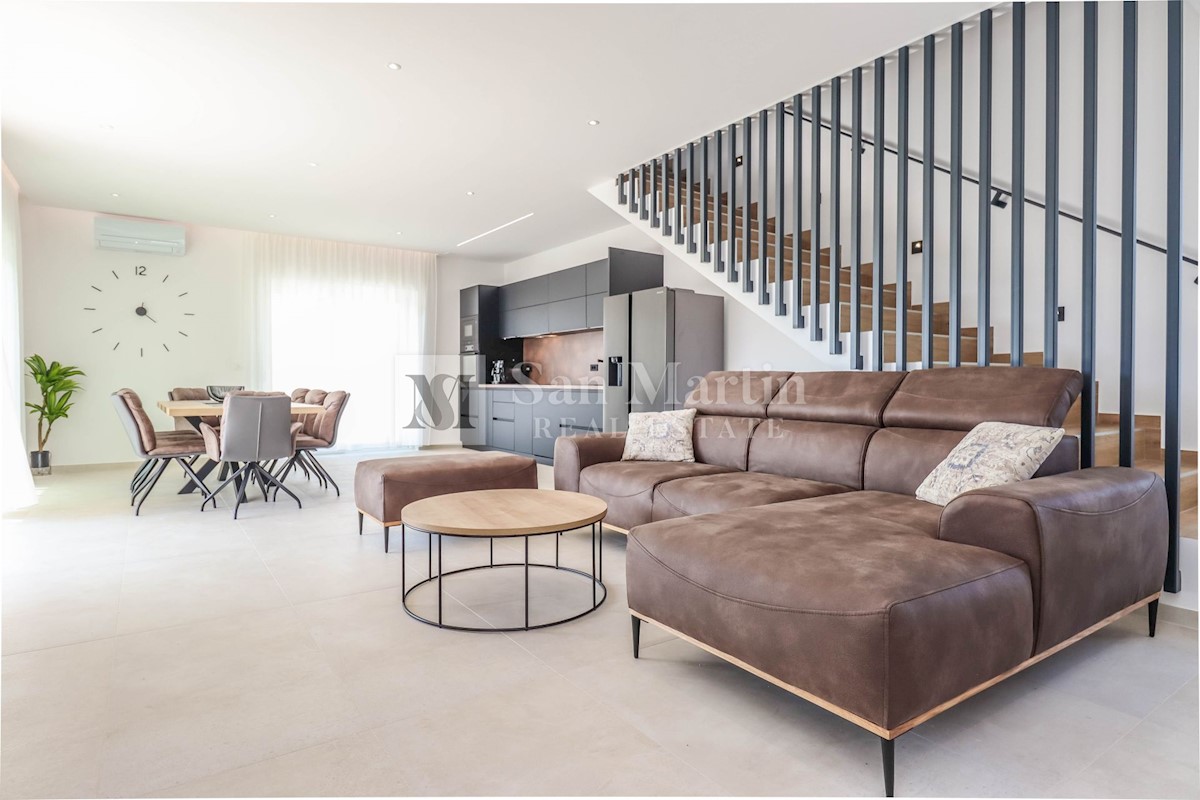 Poreč, okolica, Moderna kuća s bazenom