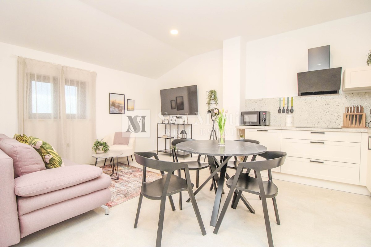 Poreč, surroundings - apartment on the second floor of a smaller building, sea view