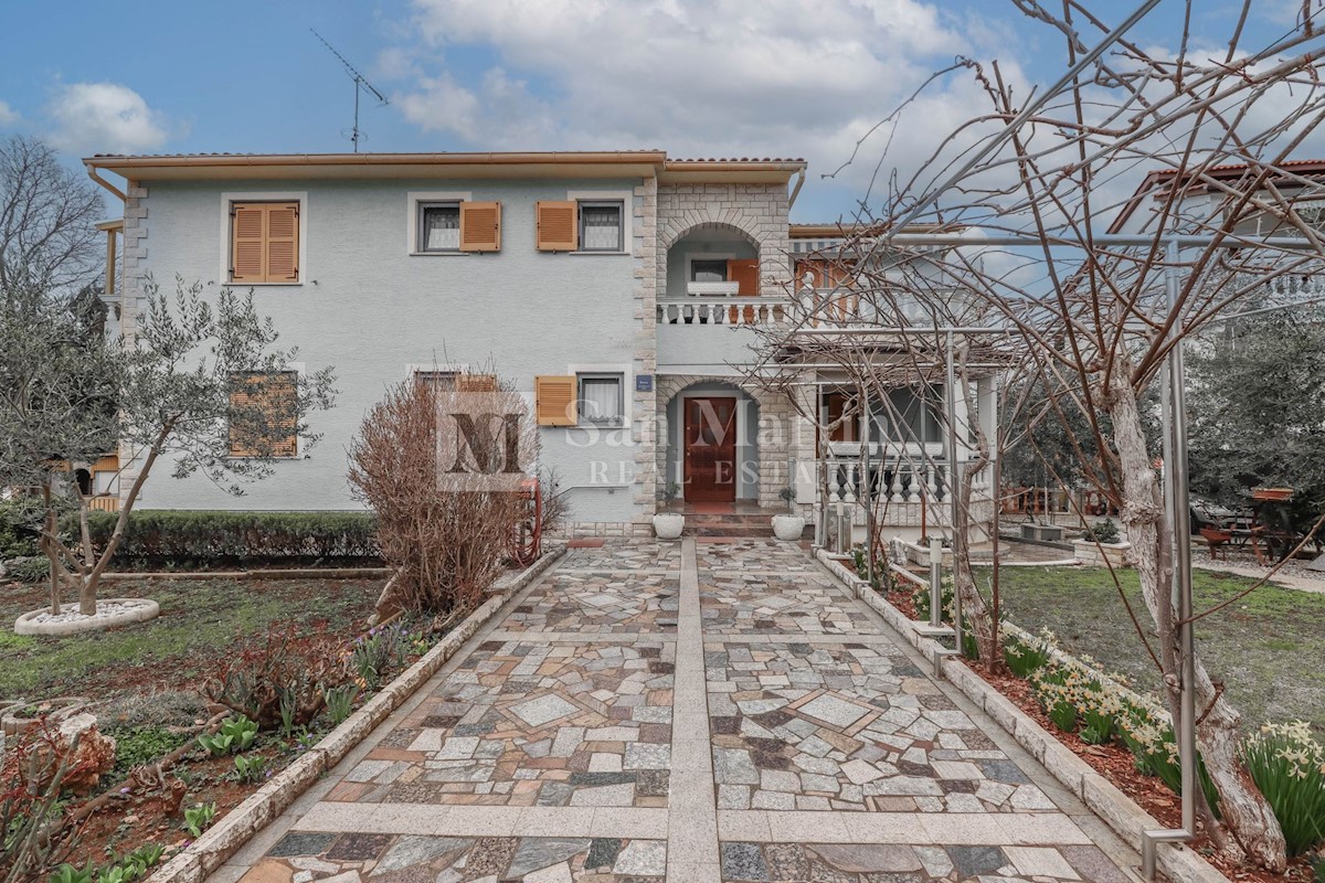 Poreč, surroundings, House with four apartments not far from the city and the sea