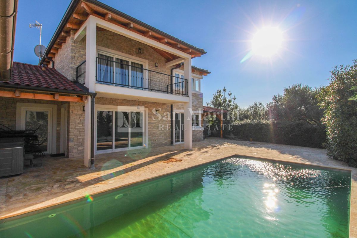 Poreč, surroundings - a beautiful house with a swimming pool in a quiet village