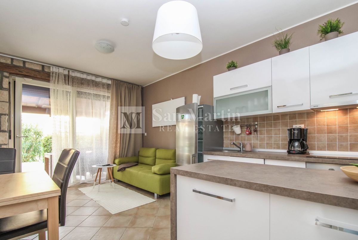 Poreč, surroundings - apartment with sea view and large garden