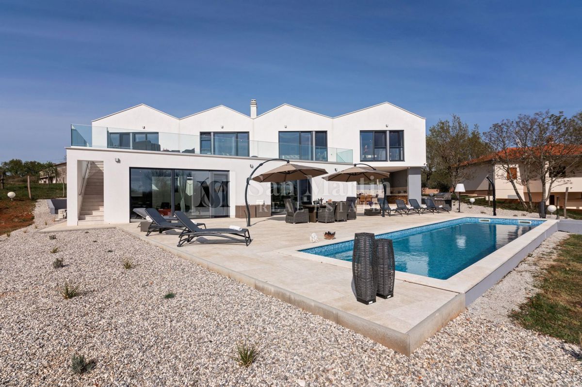 Poreč, okolica - moderna vila sa prostranom okućnicom