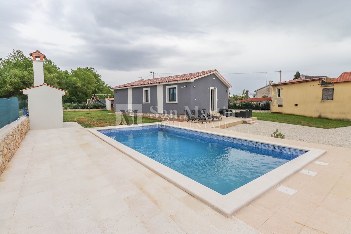 Poreč, surroundings, Ground floor with swimming pool on the edge of the village