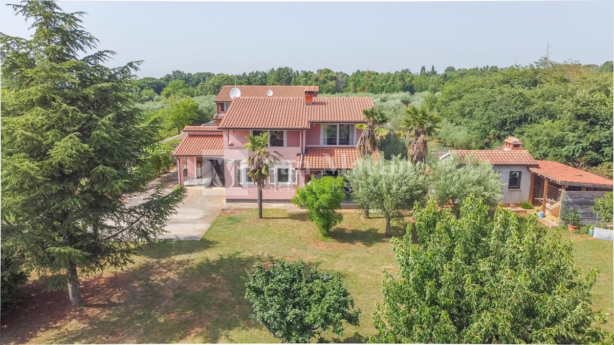 Poreč - okolica, kuća s velikom okućnicom 