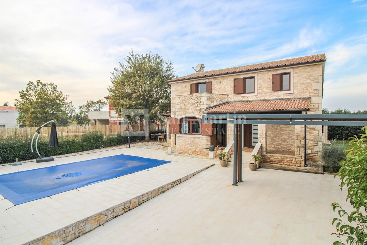 Poreč, okolica - samostojeća kamena kuća s bazenom