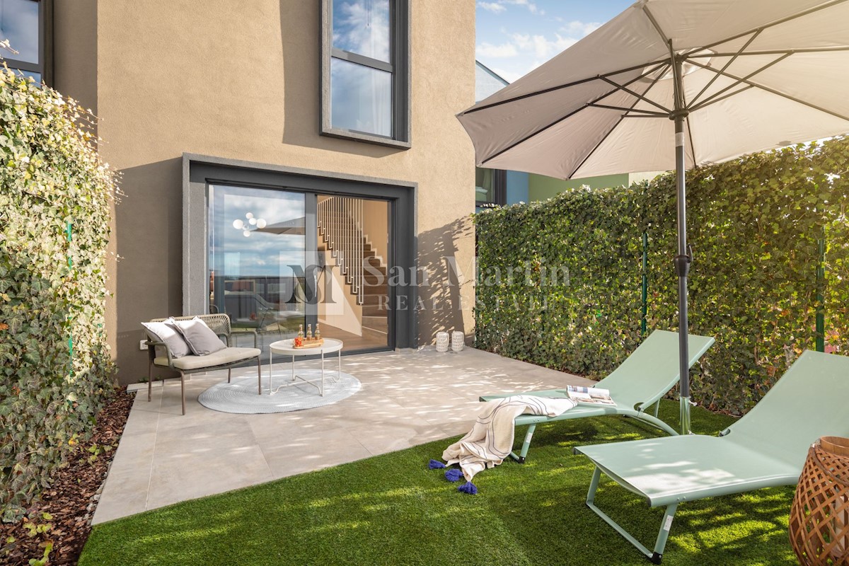 Poreč, Modern house not far from the beach with a sea view