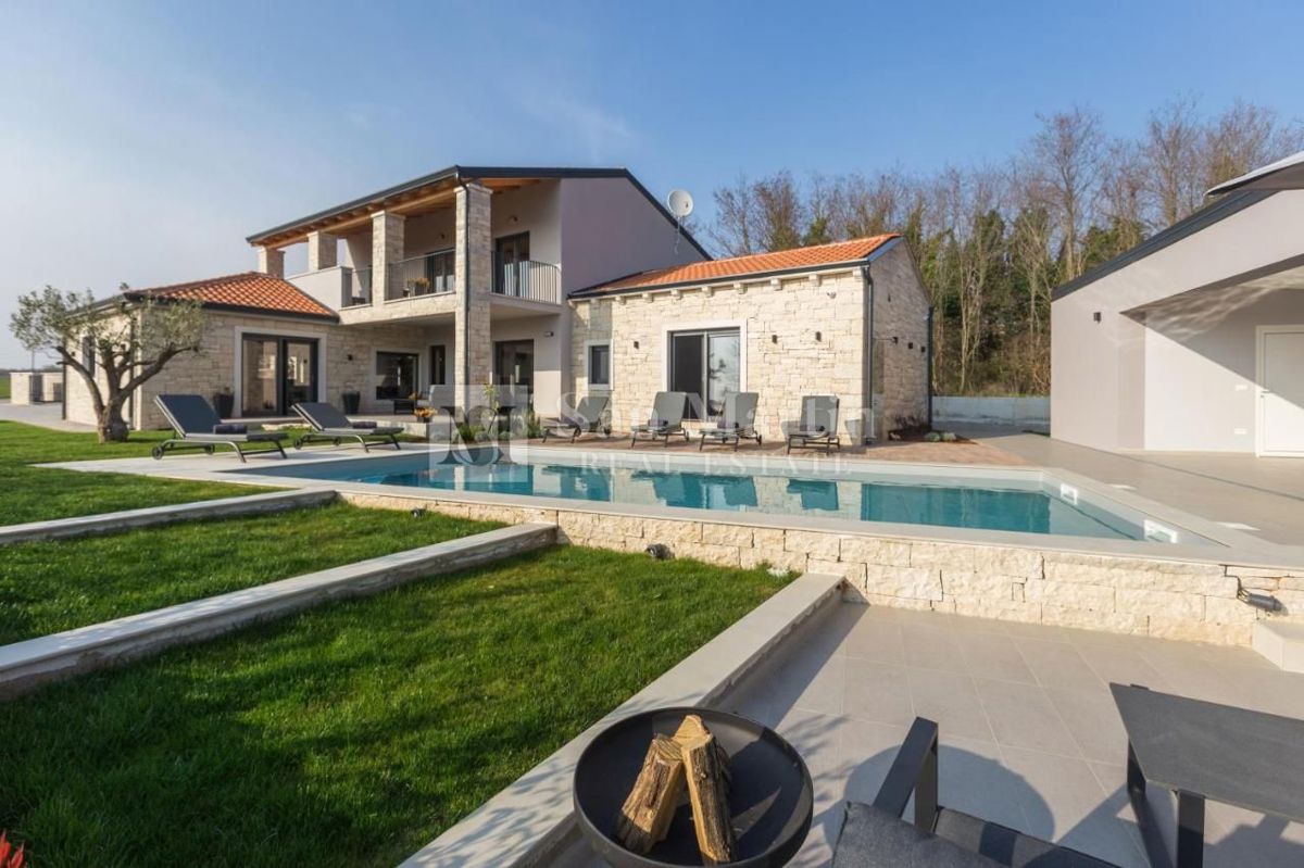 Poreč, okolica- Istarska kuća s bazenom u mirnom naselju