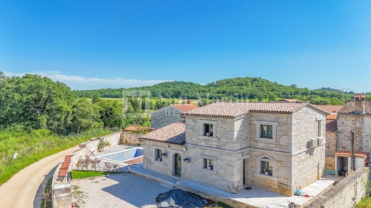 Poreč - a beautiful stone house with a swimming pool near the city