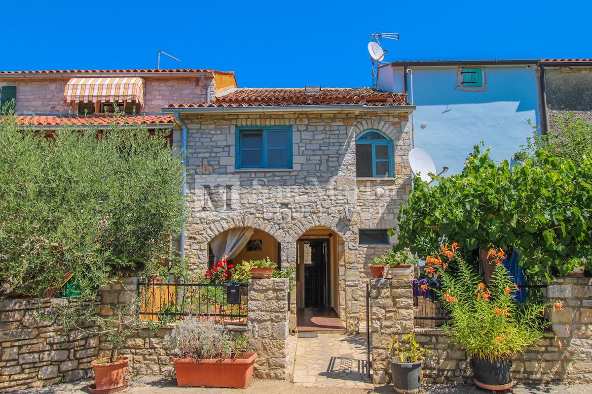 Poreč, surroundings - stone house near the town and the sea